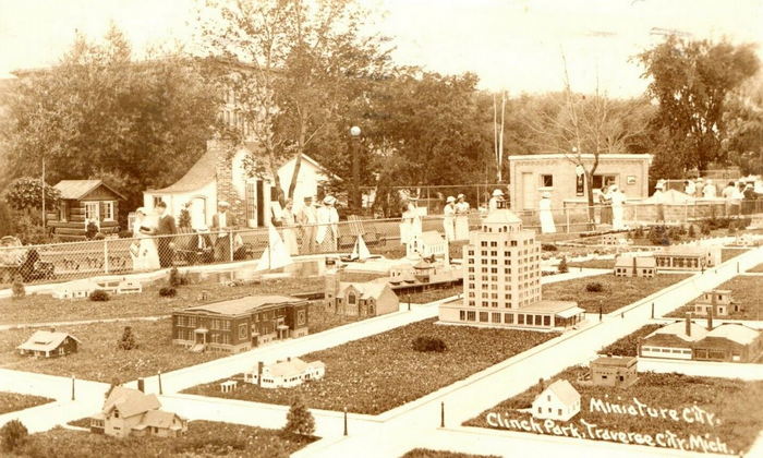 Park Place Hotel (Park Place Motor Inn) - Photo Of Miniature Version (newer photo)